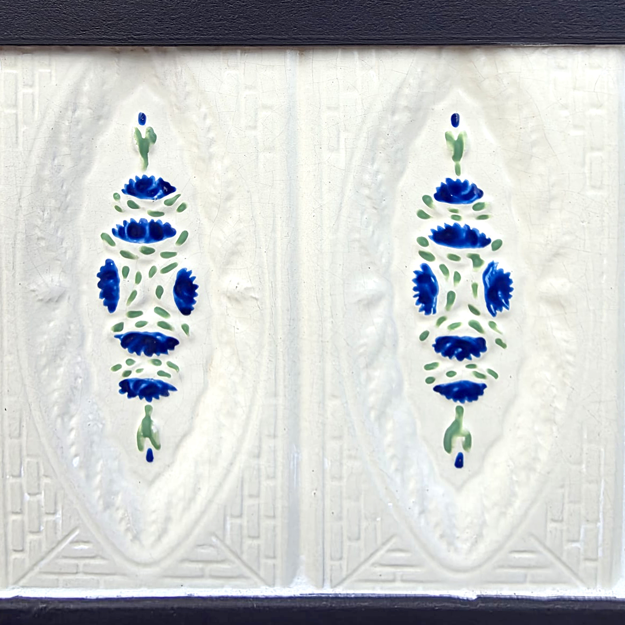 Soba teracotă Gospodarul, turn 3 rânduri, albă, trandafir albastru pictat manual, cu plită, 90 x 46 x 46 cm - imagine 3